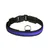 Schwarzes Halsband mit blauer reflektierender Streifen, Kunststoffverschluss und Metallring.