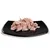 Zerkleinerte Stücke von hellem Fleisch auf einem schwarzen Teller, präsentiert als Produktinhalt.
