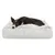 Cama rectangular para perro de tela gris claro, con un perro tumbado encima. La superficie parece mullida y suave.