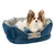 Blaues Hundebett mit kariertem Muster und braunem Logoetikett, Hund liegt darin.
