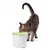 Katze trinkt aus einem weissen Trinkbrunnen mit grünem Deckel. Produkt zeigt Nutzung eines Haustier-Trinkbrunnens.