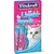 Vitakraft Cat Liquid Snack 6x con salmón y omega 3. Bajo en calorías, sin colorantes ni conservantes. Imagen de un gato blanco y sobres individuales visibles en el envase.