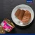 Vitakraft Poésie Mousse marhahús tányéron, mellette felnyitott konzerv a termék képével és a márka logójával. Vitakraft Poésie Mousse marhahús tányéron, mellette felnyitott konzerv a termék képével és a márka logójával.