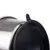 Detailní pohled na nerezovou nádobu s černým plastovým víkem a rukojetí.