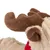 Gros plan sur des bois en peluche marron d’un jouet pour animal, matière tissu beige et marron, détail de couture visible.