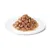 Morceaux de nourriture humide en sauce servis sur une assiette blanche, sans emballage ni marque visible.