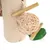 Giocattolo in legno e rattan con elementi verdi e naturali, adatto da masticare o per giocare.
