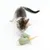 Chaton jouant avec une souris en tissu vert à motif quadrillé et plume beige, jouet pour chat visible sur fond blanc.
