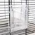 Bac transparent en plastique fixé sur les barreaux d'une cage, compartimenté à l'intérieur, sans marque visible ni texte.
