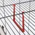 Support rouge en plastique fixé sur les barreaux d'une cage métallique, vu de dessus. Aucun autre accessoire ou animal visible.