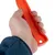 Hand hält orangefarbenes Werkzeug mit ergonomischem Griff und Loch am Ende, geeignet für festen Halt.