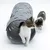 Tunnel pour chat en feutre gris avec trous ronds, un chaton à l’intérieur et un autre à côté. Matériau visible : feutre.