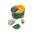 Contenedor de comida verde y amarillo con ruedas, tapa transparente, vaso medidor y recipiente adicional. Accesorios visibles: tapa, recipiente y vaso medidor.