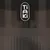 Tiaki. Markenlogo auf einem dunklen Hintergrund.