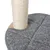 Détail d’un griffoir pour chat avec poteau en sisal et base recouverte de tissu gris rembourré. Matériaux visibles : sisal, tissu, bois.