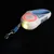 Witte en blauwe hondenriem met LED-licht, rode lichtgevende ring en metalen clip. CE-markering zichtbaar.