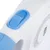 Gros plan sur une poignée en plastique blanc et bleu avec bouton coulissant bleu, logo partiellement visible à droite.