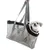 Sac de transport en maille grise Trixie avec anses, contenant un petit chien blanc à poils courts. Marque Trixie visible sur l’étiquette du sac.