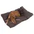 Deux chiens couchés sur un grand coussin marron, bande décorative rouge-blanc-noir et badge rond visible sur le coin du coussin. Matière tissu.