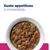 Gusto appetitoso e irresistibile. Ciotola bianca con bocconi di cibo umido per animali, visibili pezzi di carne e verdure.