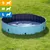 Piscine pliable bleue pour chiens, posée sur l’herbe. Icônes indiquant trois tailles disponibles : S, M, L avec silhouettes de chiens.