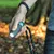 Hand houdt een hondenriem met geïntegreerd LED-licht, geschikt voor wandelingen in het donker.