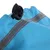 Détail d’un sac bleu en tissu avec cordon de serrage noir et bande grise réfléchissante visible sur la couture.