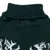 Dunkelgrüner Strickpullover mit geripptem Kragen und weissem Schneeflockenmuster.
