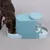 Automatischer Futter- und Wasserspender in Blau, Hund frisst Trockenfutter aus der Futterschale. Transparenter Wasserbehälter sichtbar.