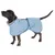 Chien portant un manteau bleu clair avec doublure grise et fermeture à sangle, logo rond visible sur le côté du manteau.