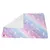 Weiche Decke mit Einhorn- und Sternenmuster, Farbverlauf in Rosa, Blau und Lila. Rückseite aus weissem Plüschmaterial.