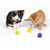 Dos gatos juegan con pelotas de juego amarillas y violetas hechas de material trenzado.