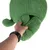 Una mano afferra un gioco di stoffa verde strutturato con apertura. Mostra la flessibilità e la maneggevolezza del materiale.