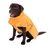 Chien à pelage foncé portant un manteau imperméable orange avec bandes réfléchissantes et fermeture sur le côté, logo patte visible sur le manteau.