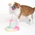Spielzeug für Katzen: bunte Plüschbasis mit Feder und Pompon, Katze interagiert damit.