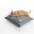 Graues Katzenkissen mit aufgesticktem Katzengesicht und applizierten Ohren, darauf liegt eine orangefarbene Katze.
