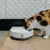 Automatischer Futterspender in Weiss, Katze frisst aus der Schale. Geeignet für präzise Fütterung von Haustieren.