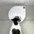 Automatischer Futterspender Cat Mate mit weissem Gehäuse, Katze frisst aus der Öffnung. Sichtbares Display oben rechts.