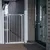 Barrière de sécurité en métal blanc installée entre deux murs à l’extérieur, avec barreaux verticaux et système de fixation visible aux extrémités.