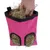 Bolsa de heno rosa con dos aberturas, llena de heno. Una mano mete la mano en la bolsa.