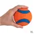 Oranje-blauwe Chuckit! bal van rubber, maat XL, wordt vastgehouden in een hand. Merknaam 'Chuckit!' zichtbaar op de bal.