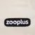 zooplus. Logo del marchio su sfondo in tessuto beige.