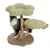 Rascador con dos superficies acolchadas verdes, columna de madera y base de sisal. Gato junto al rascador.