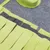 Detailaufnahme eines grauen und gelben Filzmaterials mit Fransen, möglicherweise Teil eines Tierzubehörs oder Spielzeugs.