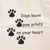 Text: Dogs leave paw prints on your heart, doplněno černými otisky tlapek na béžovém pozadí.