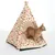 Tente tipi pour chat en tissu imprimé fruits, structure en bois, coussin assorti, chat roux à l’intérieur. Aucun nom de marque visible.