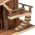 Casa de madera con aspecto de corteza, balcón y escalera de discos de madera. Vista detallada del diseño para pequeños animales.