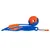 Chuckit! Sport 18 M Ballwerfer in Blau und Orange, mit ergonomischem Griff und orangefarbenem Ball. Geeignet für präzises Werfen und einfaches Aufheben des Balls.