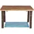 Plataforma de madera con cuatro patas de madera y una base inferior de plástico azul. Adecuada como accesorio o elemento de mobiliario.