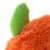 Close-up van een pluche speeltje met oranje lichaam en groen detail.